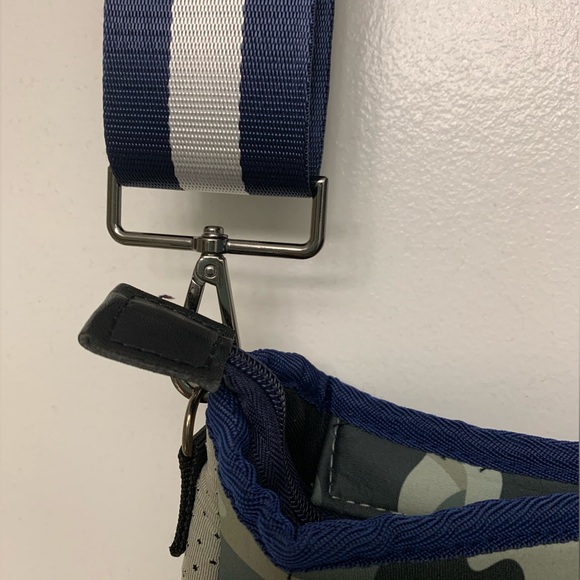 HAUTE SHORE BAG - crossbody, camouflage, neoprene, almost new, pockets,light! - Picture 3 of 10